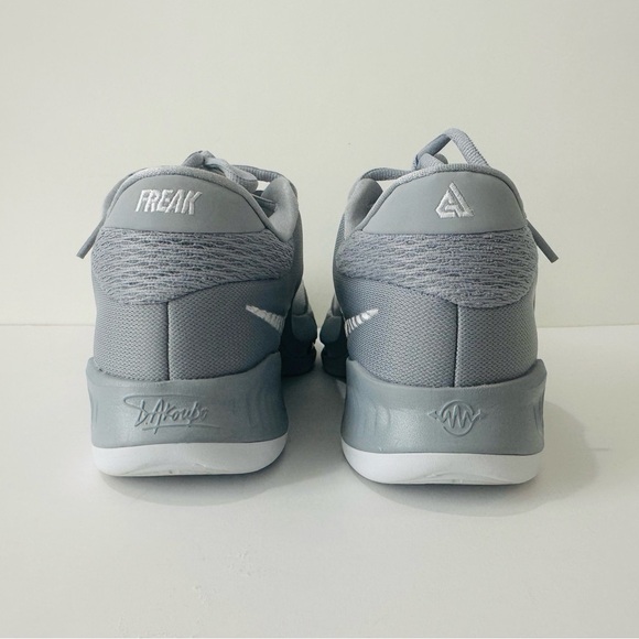 Nike Freak 4 - Picture 2 of 9